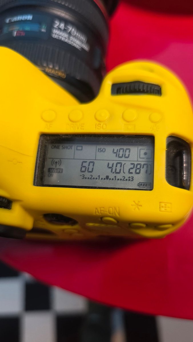 padawan_c's tweet photo. 中古で3万円のEOS6Dを定常光のみでうちのアシスタントのセレナちゃんを撮影してみた。ダイナーはいろんな色の光が交わるから、電気を消して撮った方がいい！

12年前のフルサイズだけど、なんか楽しいかも！
遊びで写真を撮るなら、エントリーに良い気がする！
無加工掲載の許可はもらってます！ https://t.co/YE0U4iqfVL