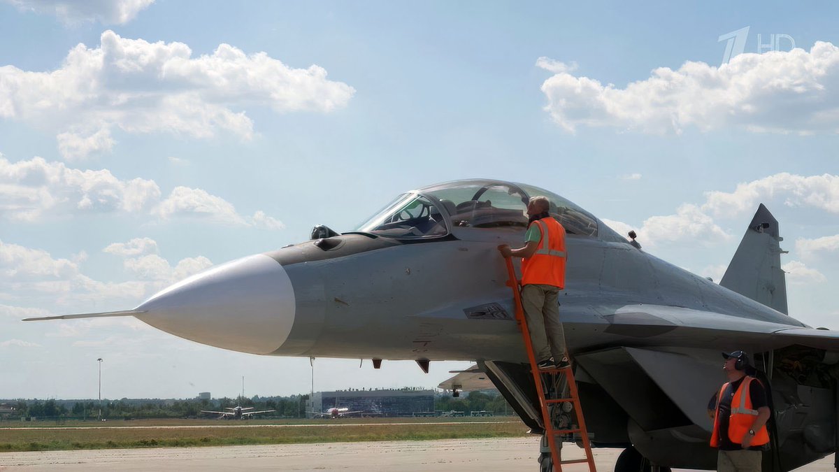 maysam21901's tweet photo. اولین نمونه جنگنده MIG-29M/M2 پلاس که از رادار آرایه فازی فعال استفاده می کند و اویونیک آن به مانند جنگنده های نسل پنجم از یک MFD عریض استفاده میکند ساخته شده است.
هدف ساخت هم علاوه بر نیروی هوافضای روسیه برای صادرات است.
این جنگنده ای است که به عنوان ستون فقرات آینده نیروی هوایی ایران می تواند جایگزین F4 باشد.
سوخوی ۳۵ برای جایگزینی F14 
میگ ۲۹M پلاس با اندکی تغییر مخصوص ما مثل ساخت پایلون های چندگانه  برای آن و هماهنگی R-77M برای جایگزینی F4
یاک ۱۳۰ M برای جایگزینی F5 , F7