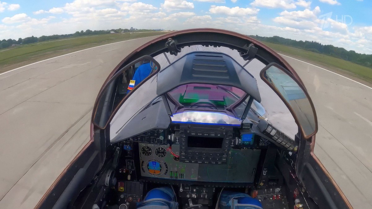 maysam21901's tweet photo. اولین نمونه جنگنده MIG-29M/M2 پلاس که از رادار آرایه فازی فعال استفاده می کند و اویونیک آن به مانند جنگنده های نسل پنجم از یک MFD عریض استفاده میکند ساخته شده است.
هدف ساخت هم علاوه بر نیروی هوافضای روسیه برای صادرات است.
این جنگنده ای است که به عنوان ستون فقرات آینده نیروی هوایی ایران می تواند جایگزین F4 باشد.
سوخوی ۳۵ برای جایگزینی F14 
میگ ۲۹M پلاس با اندکی تغییر مخصوص ما مثل ساخت پایلون های چندگانه  برای آن و هماهنگی R-77M برای جایگزینی F4
یاک ۱۳۰ M برای جایگزینی F5 , F7