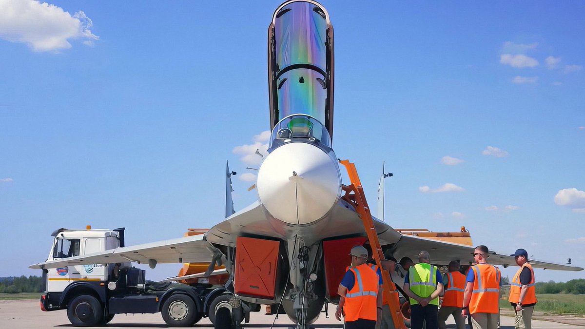 maysam21901's tweet photo. اولین نمونه جنگنده MIG-29M/M2 پلاس که از رادار آرایه فازی فعال استفاده می کند و اویونیک آن به مانند جنگنده های نسل پنجم از یک MFD عریض استفاده میکند ساخته شده است.
هدف ساخت هم علاوه بر نیروی هوافضای روسیه برای صادرات است.
این جنگنده ای است که به عنوان ستون فقرات آینده نیروی هوایی ایران می تواند جایگزین F4 باشد.
سوخوی ۳۵ برای جایگزینی F14 
میگ ۲۹M پلاس با اندکی تغییر مخصوص ما مثل ساخت پایلون های چندگانه  برای آن و هماهنگی R-77M برای جایگزینی F4
یاک ۱۳۰ M برای جایگزینی F5 , F7