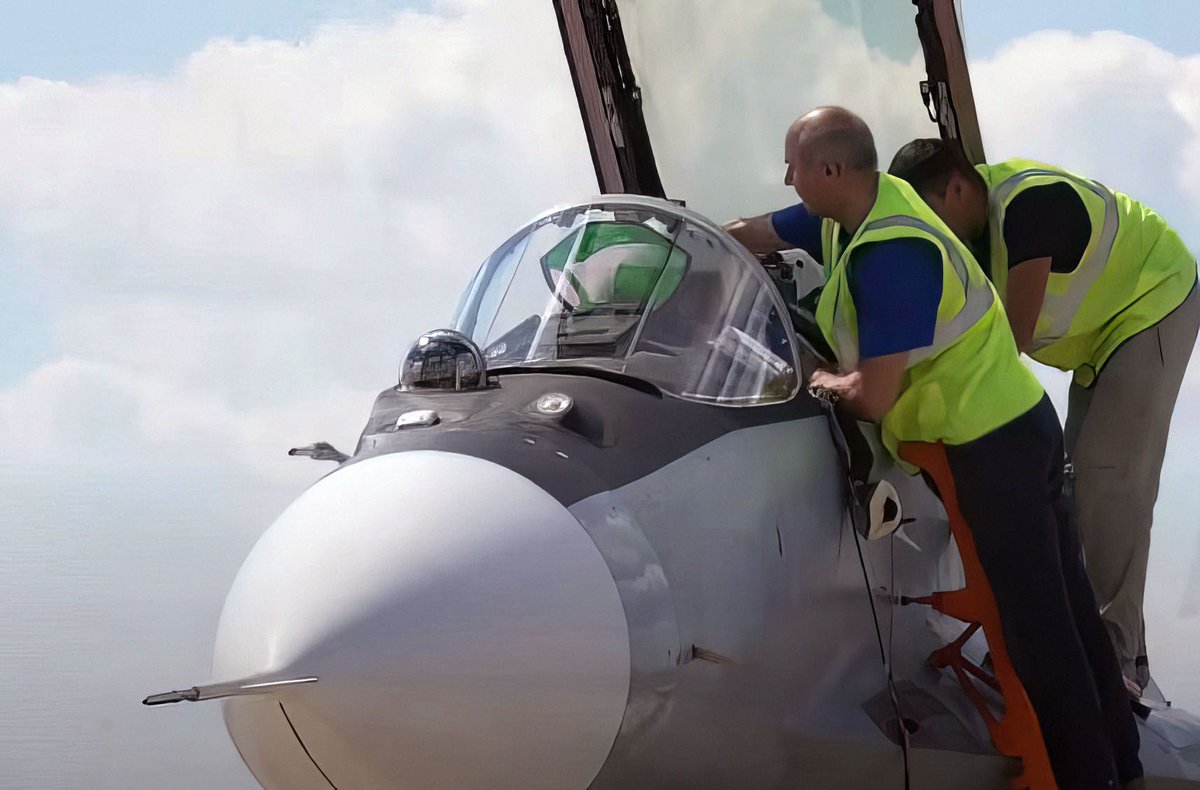 maysam21901's tweet photo. اولین نمونه جنگنده MIG-29M/M2 پلاس که از رادار آرایه فازی فعال استفاده می کند و اویونیک آن به مانند جنگنده های نسل پنجم از یک MFD عریض استفاده میکند ساخته شده است.
هدف ساخت هم علاوه بر نیروی هوافضای روسیه برای صادرات است.
این جنگنده ای است که به عنوان ستون فقرات آینده نیروی هوایی ایران می تواند جایگزین F4 باشد.
سوخوی ۳۵ برای جایگزینی F14 
میگ ۲۹M پلاس با اندکی تغییر مخصوص ما مثل ساخت پایلون های چندگانه  برای آن و هماهنگی R-77M برای جایگزینی F4
یاک ۱۳۰ M برای جایگزینی F5 , F7