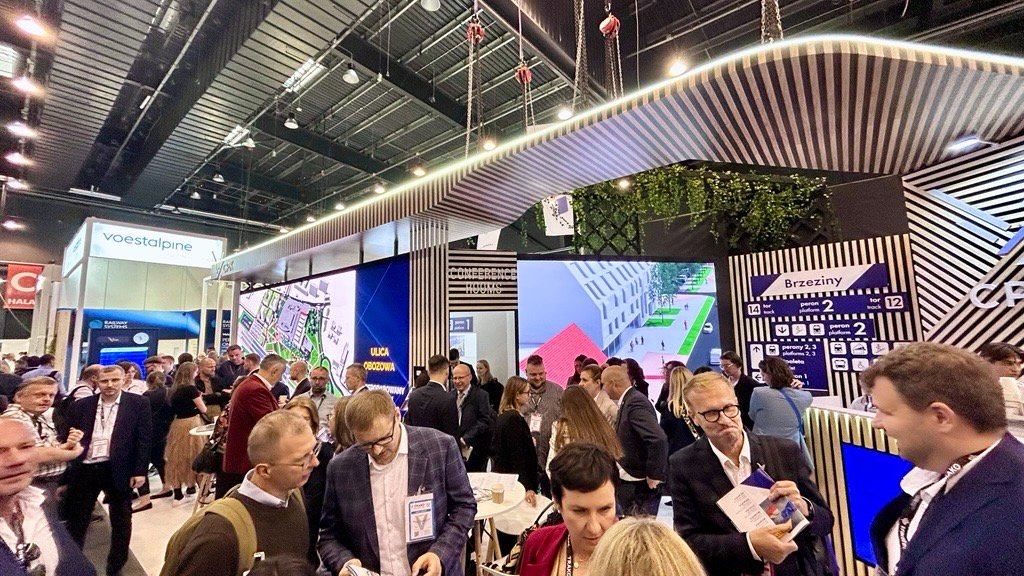 PortPolska_info's tweet photo. 🚄 Tłumy gości, merytoryczne dyskusje, ciekawe stoisko, wymiana wiedzy.
✅ Udział ekspertów #CPK w dziesiątkach wydarzeń: konferencji, debat, seminariów i prezentacji.
🚄 Tegoroczna edycja targów #TRAKO #TRAKO2025 #Gdańsk potwierdziła, że projekt Kolei Dużych Prędkości #KDP #CPK wszedł w decydującą fazę realizacji.
✅ Sesje poświęcone #KDP cieszyły się dużym zainteresowaniem ze strony branży kolejowej🚄 oraz środowisk naukowych i technicznych.
- Tegoroczne TRAKO było dla nas bilansem dotychczasowych prac nad #KDP. To także wyjątkowa okazja do kompleksowej prezentacji projektu #CPK: od planowania, przez projektowanie, po fazę wykonawczą - Piotr #Rachwalski z zarządu @CPK_PL
Czytaj 👉 https://t.co/CP8kEQxSIO