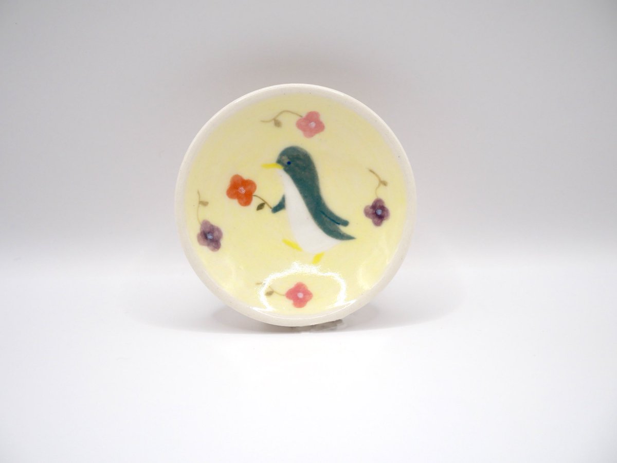 下絵の具で一点一点描いた豆皿ができました☺︎
直径55mmの手のひらにちょこんと乗る小さなお皿です。

お皿の成形/釉薬/焼成をしてくれた友人に感謝です！

個展で展示販売します、ご覧いただけると幸いです。