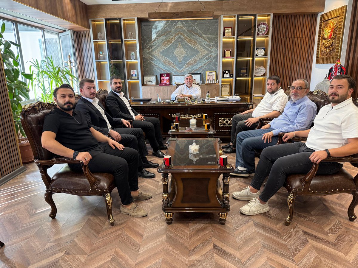 Başkanımız Sn. Av. Orhan Çelik ve Başkan Yardımcılarımız, önceki dönem belediye meclis üyemiz ve Meclis Başkan Vekilimiz Sn. Şıh Müslüm Korkmaz’ı ziyaret etti.
Geçmişte emek veren büyüklerimizi unutmamak, vefanın en güzel örneklerindendir.Ahde vefa, gönüllere dokunmanın  en