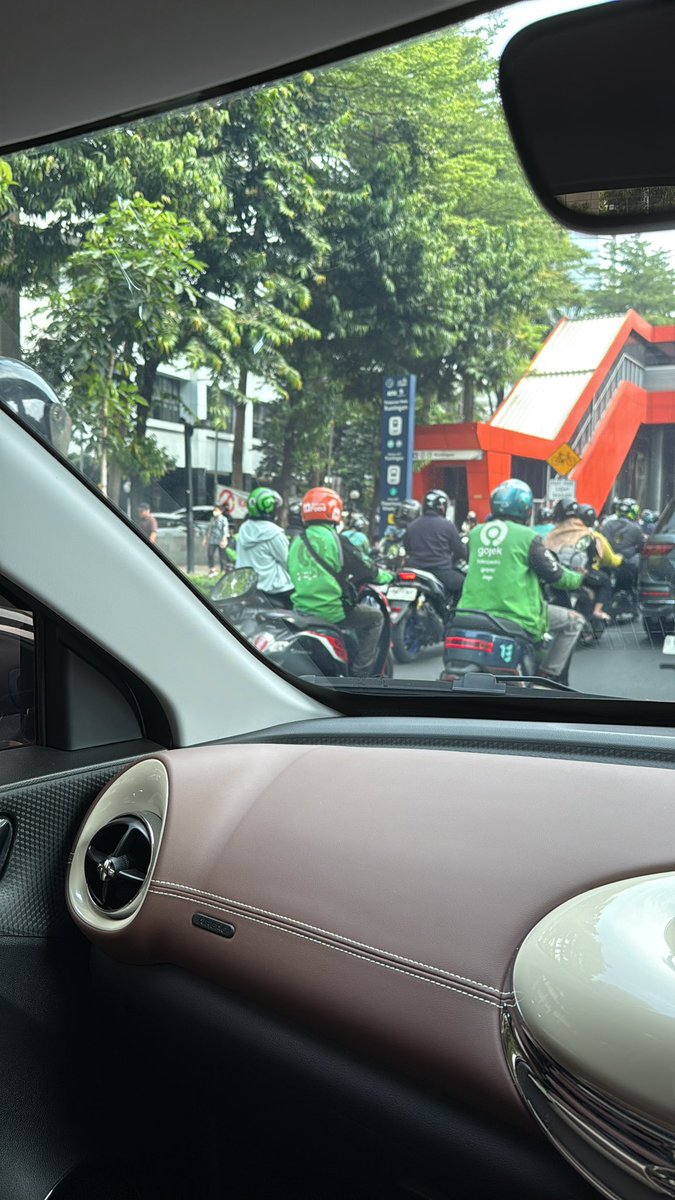 imran_khalik's tweet photo. Setiap hari kerja, kemacetan di sekitr stasiun LRT HR rasuna said, karena regulator kurang peduli dengan pengaturan arus lantas dan angkutan ojol @dishubjakarta @pramonoanung https://t.co/154EMZQ4b8