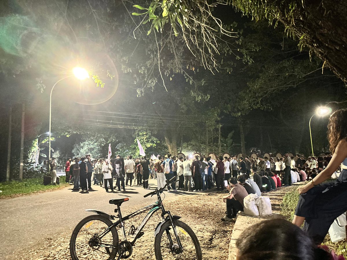 swapnil_swastik's tweet photo. Tezpur University has suffered enough under this corrupt administration.
We refuse to stay silent as students’ voices are ignored and justice is denied.
The VC must resign. We demand accountability, we demand change!

#TUinNews #CrisisinTU
#JusticeforZubeenGarg
#VCmustResign https://t.co/M0ap0Z47qc