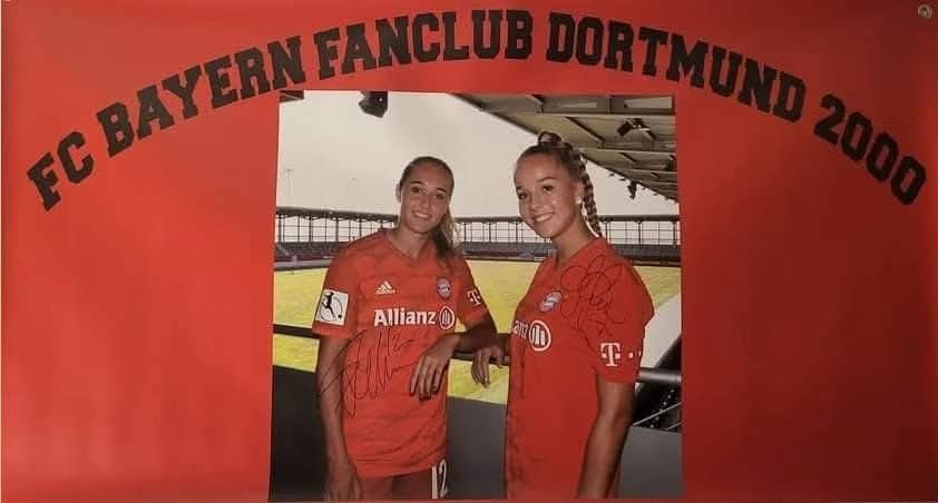 MarkusWulf8's tweet photo. @FCBfrauen Schön das Ihr da Seit ❤️🤍❤️ https://t.co/FPkQVfx7dB