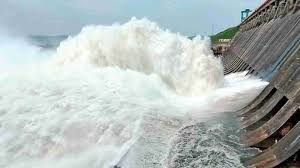 ArgusNews_in's tweet photo. #Sambalpur: Hirakud Dam opens two more gates. With this, water being released through eight gates. Water level of the reservoir now stands at 629.62 ft
#HirakudDam #releasewater #gatesopen #ArgusNews https://t.co/kAXNkxKOBC
