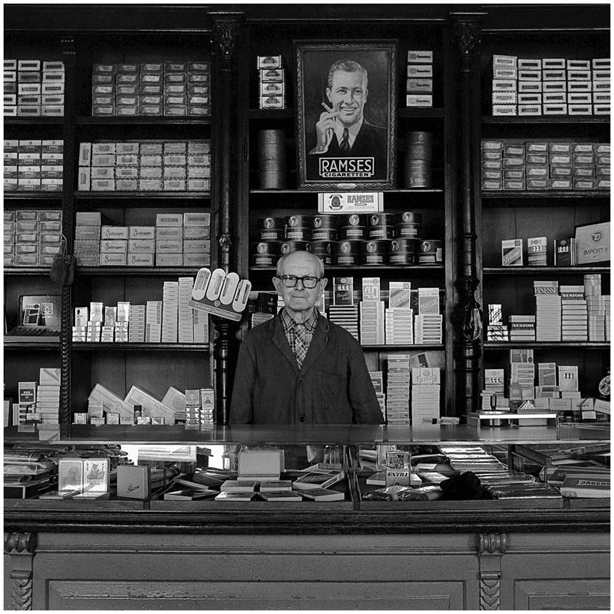 GDRvisuals's tweet image. Tobacco shop on Rudolf-Breitscheid-Straße, Leipzig, 1986