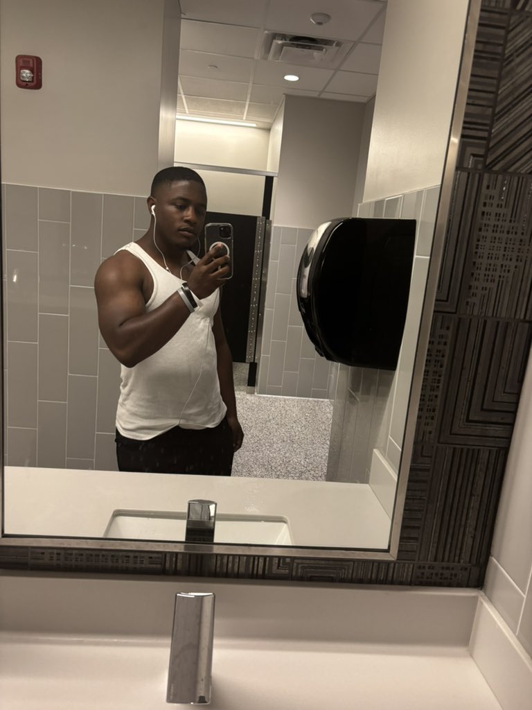 Witness107's tweet image. Ain’t posted myself in a min. Gotta show the gym pics #explore #gym #progress