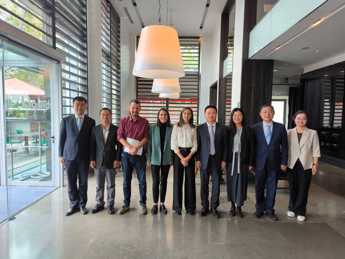 Qué pinta <a href="/PabloIglesias/">Pablo Iglesias 🔻{R}</a> en una Reunión de Unidas Podemos con el Partido Comunista Chino si ya ‘se fue’ de la política 

¿Podemos decir entonces que el jefe es él e Irene Montero es una simple marioneta de su marido?