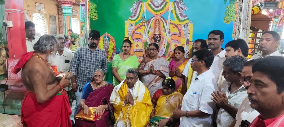 burugupalli_bsr's tweet photo. నిడదవోలు నియోజకవర్గం తిమ్మరాజుపాలెం గ్రామంలో ప్రసిద్ధిగాంచిన  శ్రీ కోటసత్తెమ్మ అమ్మవారి ఆలయంలో జరుగుతున్న దేవీ నవరాత్రుల మహోత్సవాలలో ఈరోజు కుటుంబ సమేతంగా పాల్గొని అమ్మవారిని దర్శించుకుని ప్రత్యేక పూజలు నిర్వహించడం జరిగింది.
#kottasattemma 
#DeviNavratri 
#nidadavoleconstituency https://t.co/W01OvWCKhU