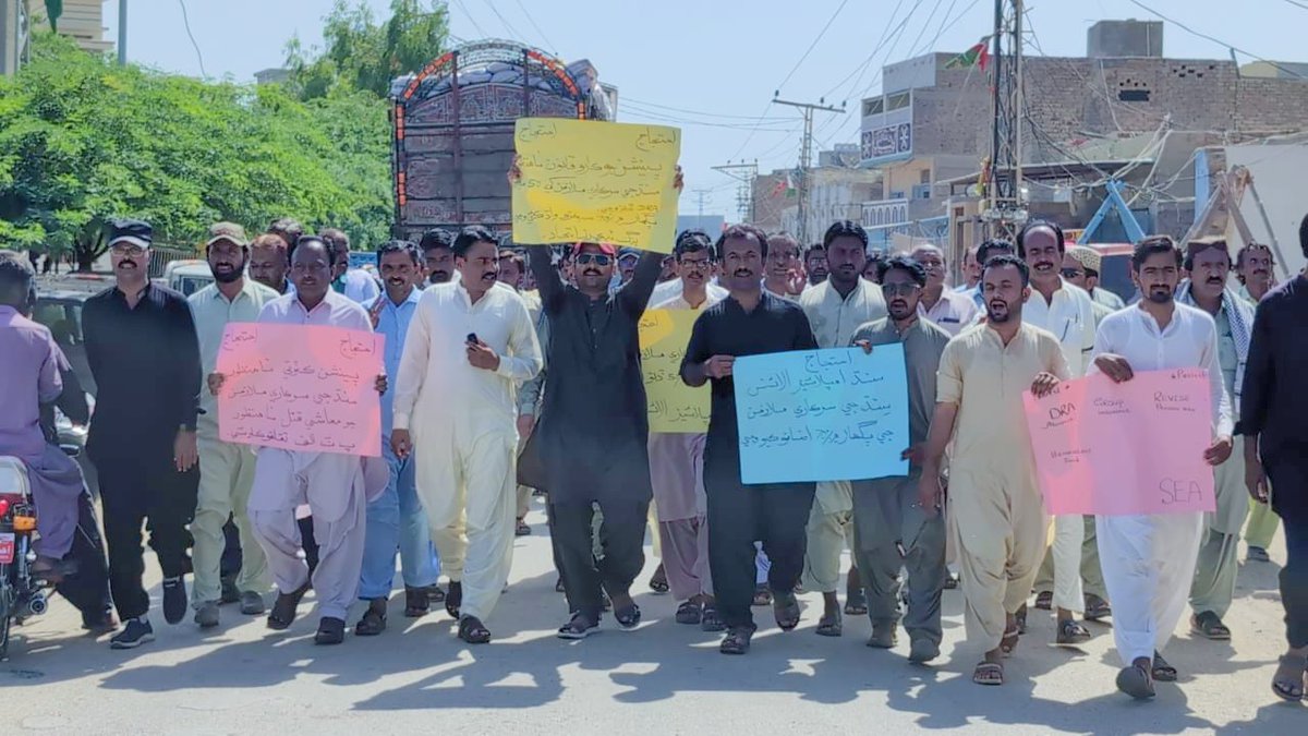 #JusticeForSindhEmpolyees
#justiceforsindhempolyees 
سنڌ جي ملازمن سان زيادتيون توهان کي ھضم ڪرڻ نه ڏينداسين. توهان کان خيرات نه پر حق گھرون ٿا. حق پني نه ڇني وٺنداسين. 
توهان جي بابي کي طاقت آهي جو اسان جا حق نه ڏيندا؟
حقن جي حاصلات تائين جدوجھد جاري رھندي.