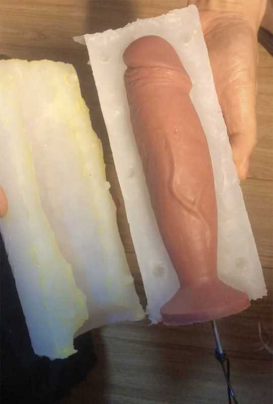 自己翻模的假阳具。制作过程狼狈又好笑：要保持最大勃起的同时调制藻酸盐敷料再套上阳具上保持几分钟。如果用冷水，定型时很难维持勃起，用温水又会缩短凝固时间，还没插入就定型了。总之试了几次才成功。另外这个形状插入以后很容易自然滑出，收缩括约肌会把它夹得插入深处，实现自己插自己的功能。