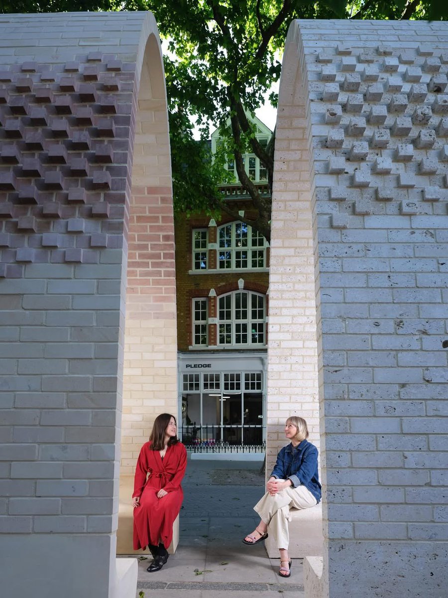 parametricarch's tweet image. The installation celebrates the weight, rhythm, and presence of masonry, reminding us how simple materials can still feel powerful when reimagined in new forms.

📸 Will Pryce

#ClerkenwellDesignWeek #StoneAndBrickArches #BrickArchitecture #ArchitectureDesign