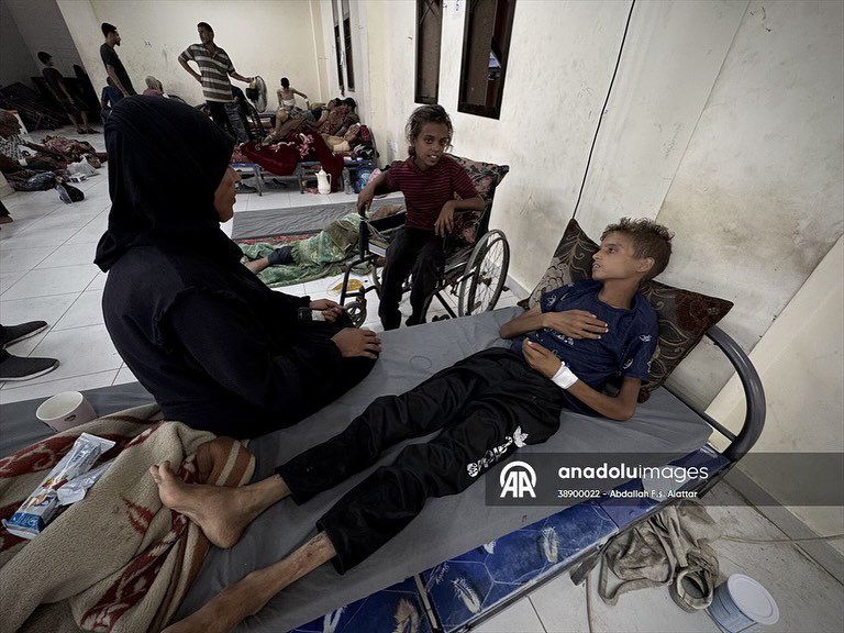 Abdallahallattr's tweet photo. The young Muhammad Riyad Atta Zenon (21 years) is lying in Nasser Medical Complex in Khanyunes, suffering from partial kidney failure and living with half a kidney, amid a life-threatening risk due to malnutrition and lack of treatment. As his sister Dima (14 years old) suffers https://t.co/xmRUpW0r7q