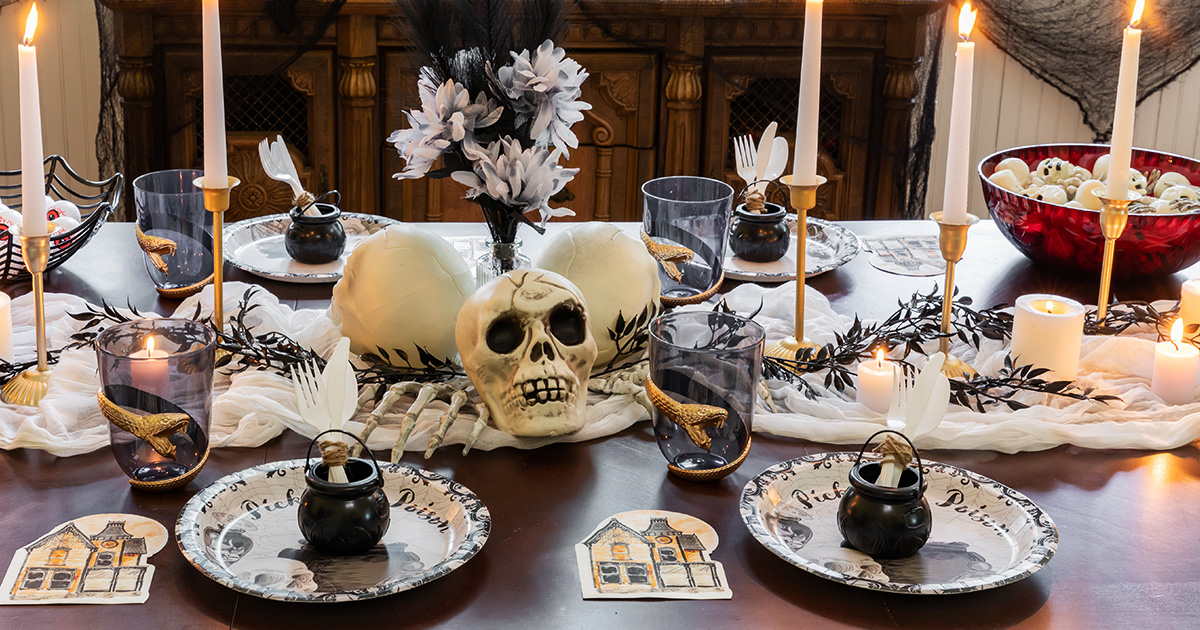 Hosting a 💀haunted dinner? Our Halloween paper party items &amp; place settings are here to make your ghoulish gathering extra eerie, special &amp; spooky🖤🍽️ ​ DT.social/ALfg50X2r0P