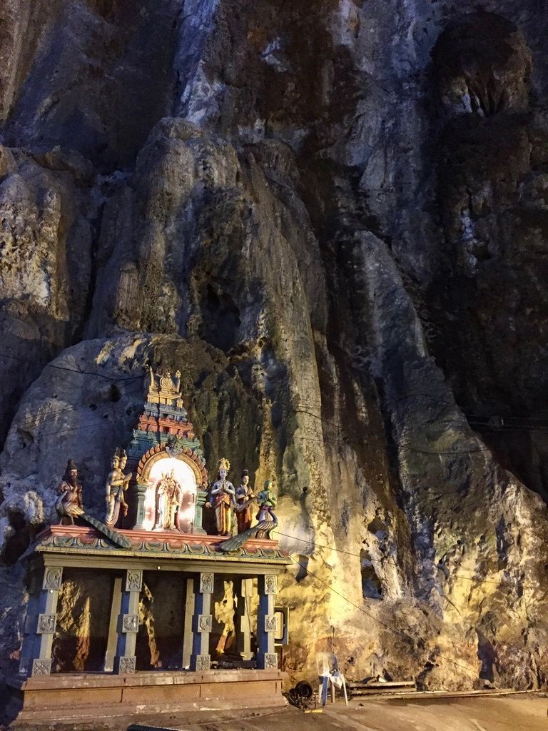 North of #Malaysia’s capital city of #KualaLumpur, visitors can find the stunning Batu Caves! This sacred #Hindu site is an unforgettable blend of natural wonder and spiritual devotion.
Watch now: youtu.be/NSA3VVyHxEU