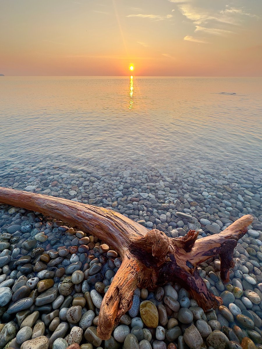 🌟  Be the first to hear about upcoming events, festivals, and other activities in Oakville with our monthly email newsletter!
📫 Subscribe today: ow.ly/38aQ50WKG6x
📸Thanks to Todd Anderson for this breathtaking sunrise at South Shell Park!