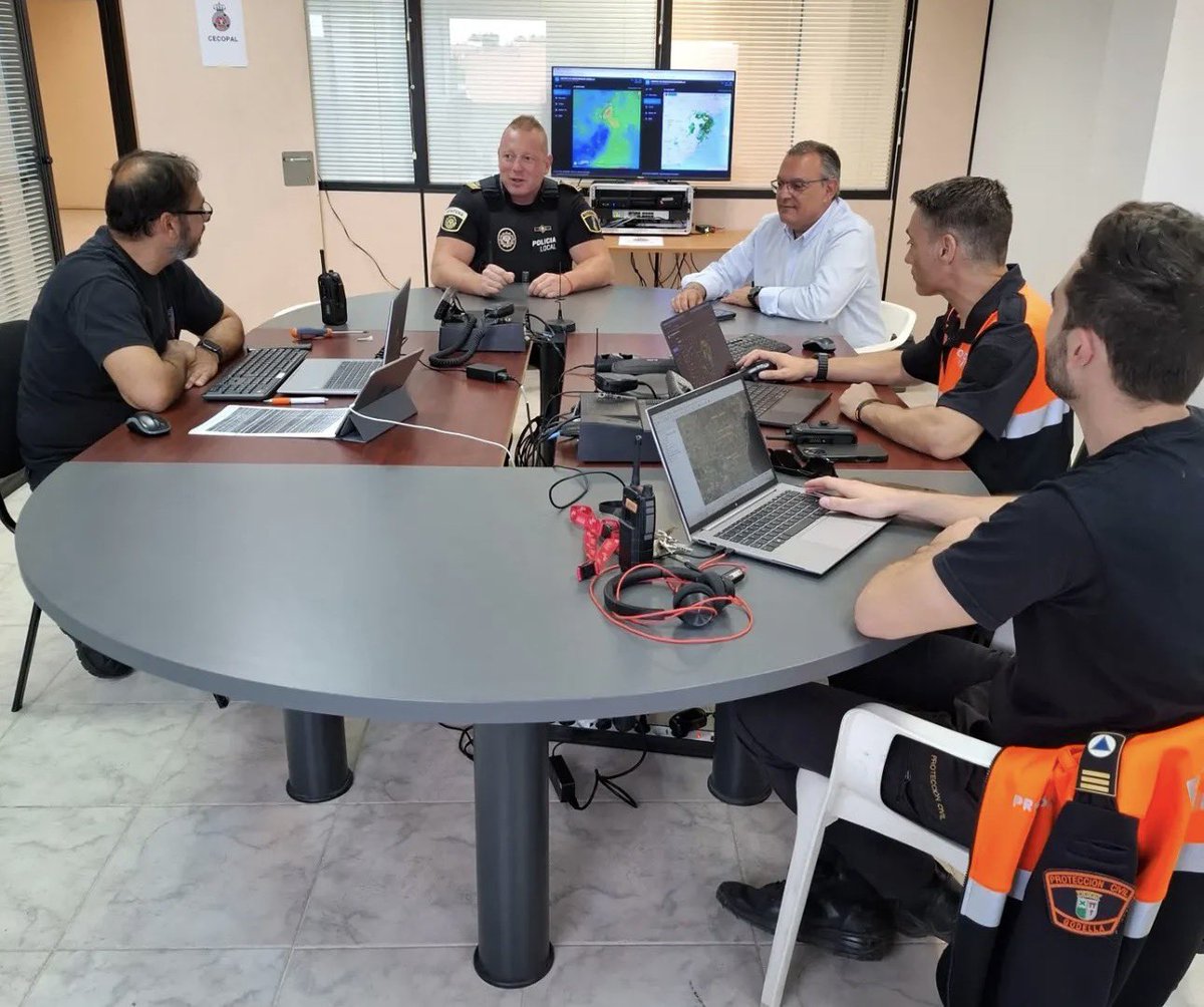 PCGodella's tweet image. 📡 Desde ayer realizamos un seguimiento continuo de la situación de preemergencia desde el #CECOPAL de #Godella 👥, coordinando actuaciones y garantizando la seguridad del municipio y su población.