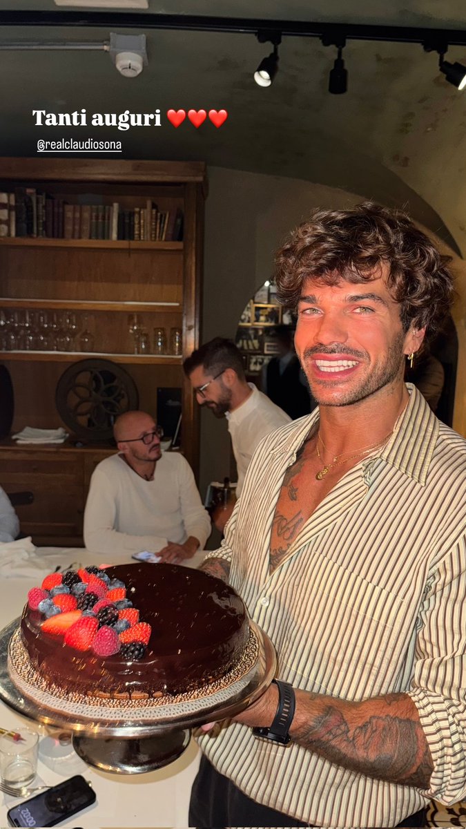 Angela86460874's tweet photo. #claudiosona tantissimi auguri Claudio 🥰🥂ti si vuol bene❤️ https://t.co/FBi25ghqJx