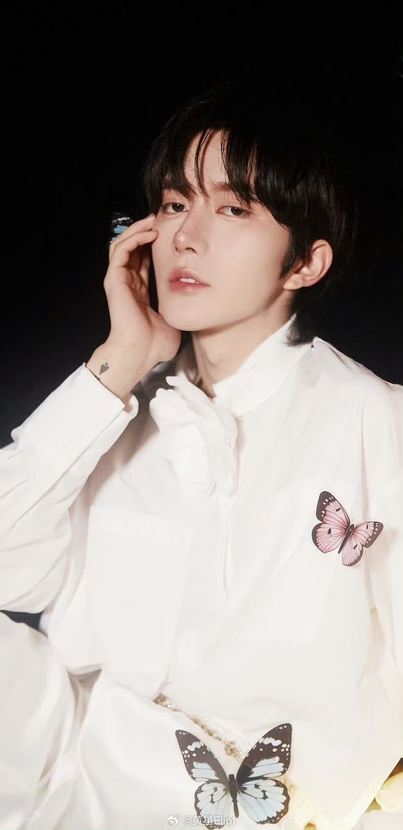 250929 weibo

Golden Hour with U 

#DesireTheSeries #ABODesire #XingQiu #EliotHuang #KipukaQiu #黄星 #邱鼎杰