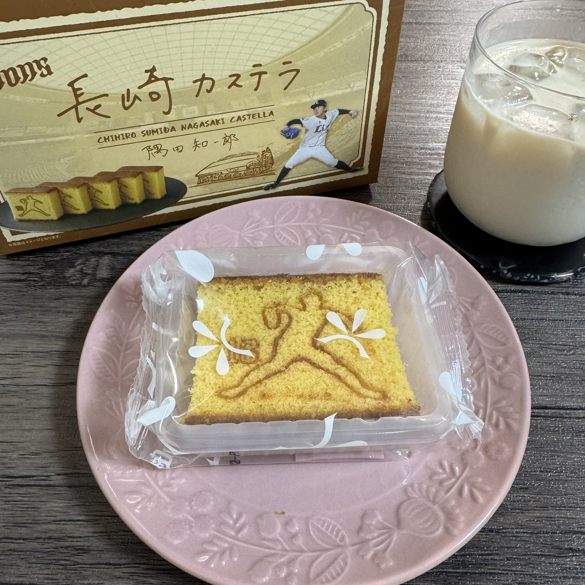 今日のデザート～～！！
隅田くんのカステラ 🍰☕️
見つけた瞬間買ったし次もぜっっったいに買う！！！！！！底にざらめもついててまちがいないおいしさ 😭😭 みんな食べて 😭💙
一本まるごと売って欲しいおいしさです…