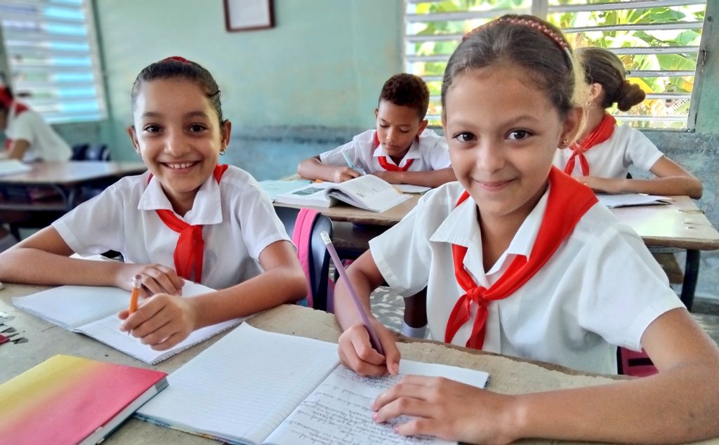 dmemedialuna's tweet photo. 📢 Comunicado Oficial
La Dirección General de #EducaciónMediaLuna, tras consulta con la Dirección Provincial de Educación, informa que las actividades docentes se mantienen con total normalidad. 
Nuestras instituciones educativas funcionarán de manera habitual.
#EducaciónGranma https://t.co/HuOUvFZJJc