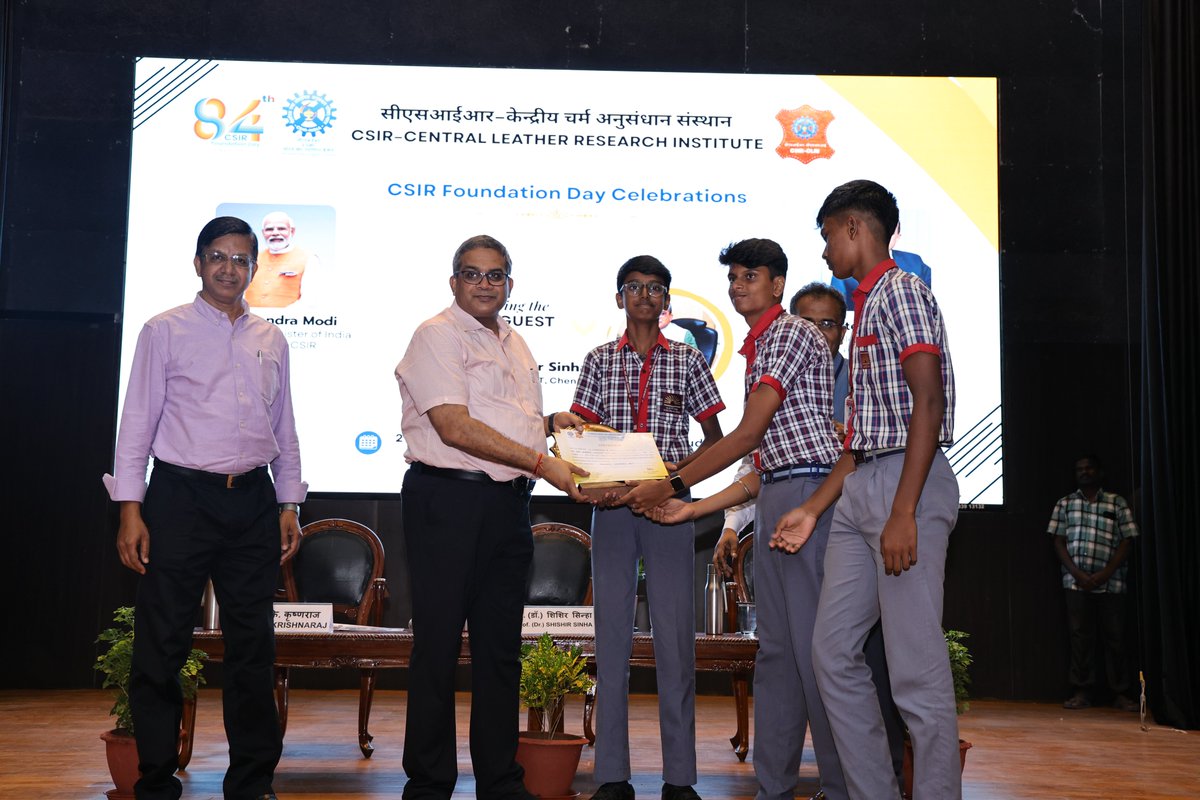 clriindia's tweet photo. 1/2 #84YearsofCSIR
During the 84th #CSIRFoundationDay at CSIR-CLRI, Prof. (Dr.) Shishir Sinha, Director General – CIPET, Chennai, proudly presented awards to the winners of the Open Innovation Idea Competition for school children @CSIR_IND @kjsreeram @DrNKalaiselvi @CsirJigyasa https://t.co/Yv2jOCnSeh