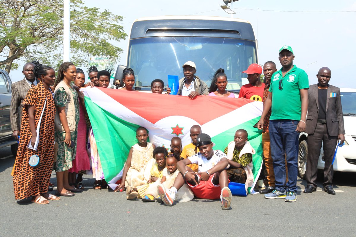 AIRDInt's tweet photo. A group of returnees posing for a photo at Melchior Ndadaye International Airport, Burundi. Together with @Refugees, we facilitated the successful repatriation of 257 Burundian returnees from DRC (234) & Malawi (23) last week.
#AIRDImpact #TogetherWithRefugees #TogetherForHope https://t.co/SoMPrFSoT6