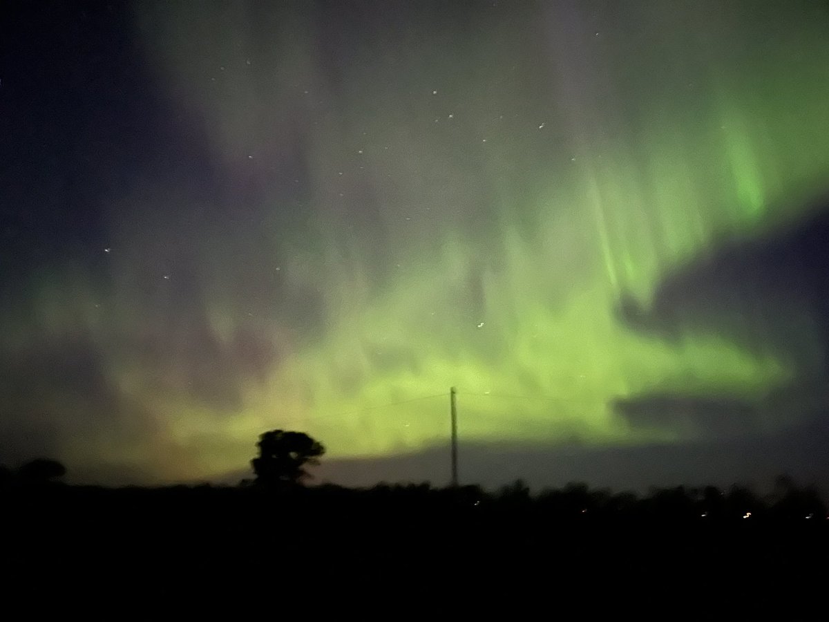 MarvelleMach's tweet photo. Good Morning waking up to Northern Lights!
#northernlights 
#landoflivingskies https://t.co/CU8LWd291V