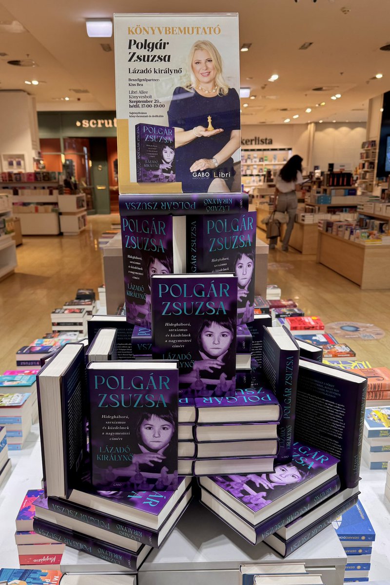 Big turn out (standing room only in the back) for the launch of Rebel Queen (Hungarian version) in Budapest! 🇭🇺🙏

#RebelQueen