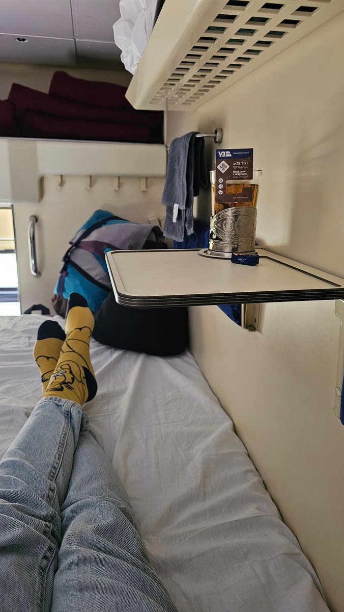 дякую <a href="/Ukrzaliznytsia/">Ukrainian railways || Укрзалізниця</a> за столик на другій полиці ☕
тепер у другої полиці для мене немає недоліків - самі плюси