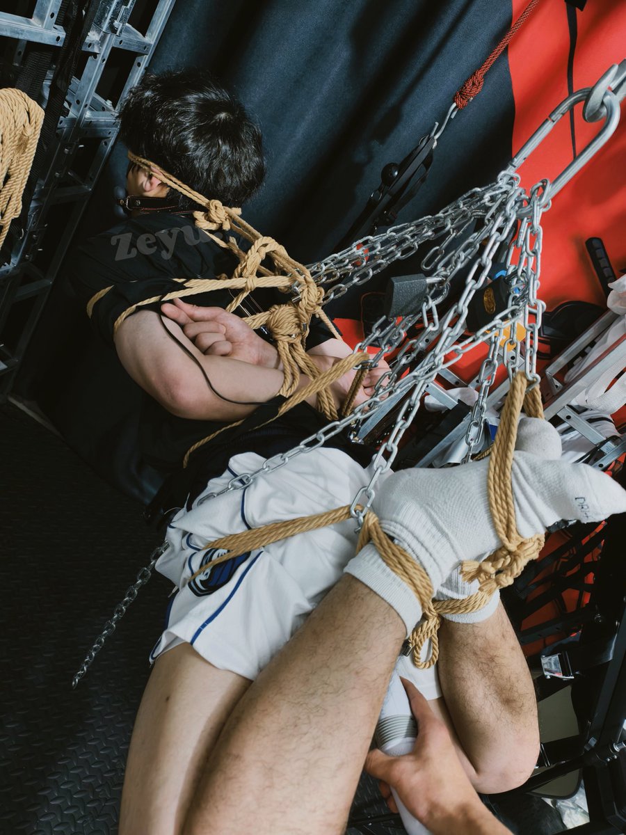 随着身体慢慢被吊起，所有的弱点都彻彻底底暴露出来，在被面前的男人狠狠欺负了一番后，这个男人似乎满意的把我嘴里的口塞取下

“终于结束了吗”

这样的念头仅仅一闪而过，嘴里就已经被另外一个庞然大物塞满，无论怎么挣扎都无法将其吐出去，只能任凭他越捅越深。
😈：<a href="/S_Kb_ing1/">Sweyou</a> 
Ⓜ️：<a href="/Zeyu_284/">泽宇</a>