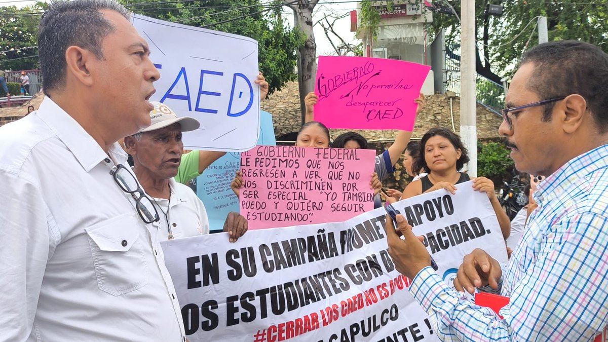 #SociedadAcapulco 
Padres y alumnos del CAED exigen frenar recortes a la educación especial

facebook.com/share/p/1WsPCw…