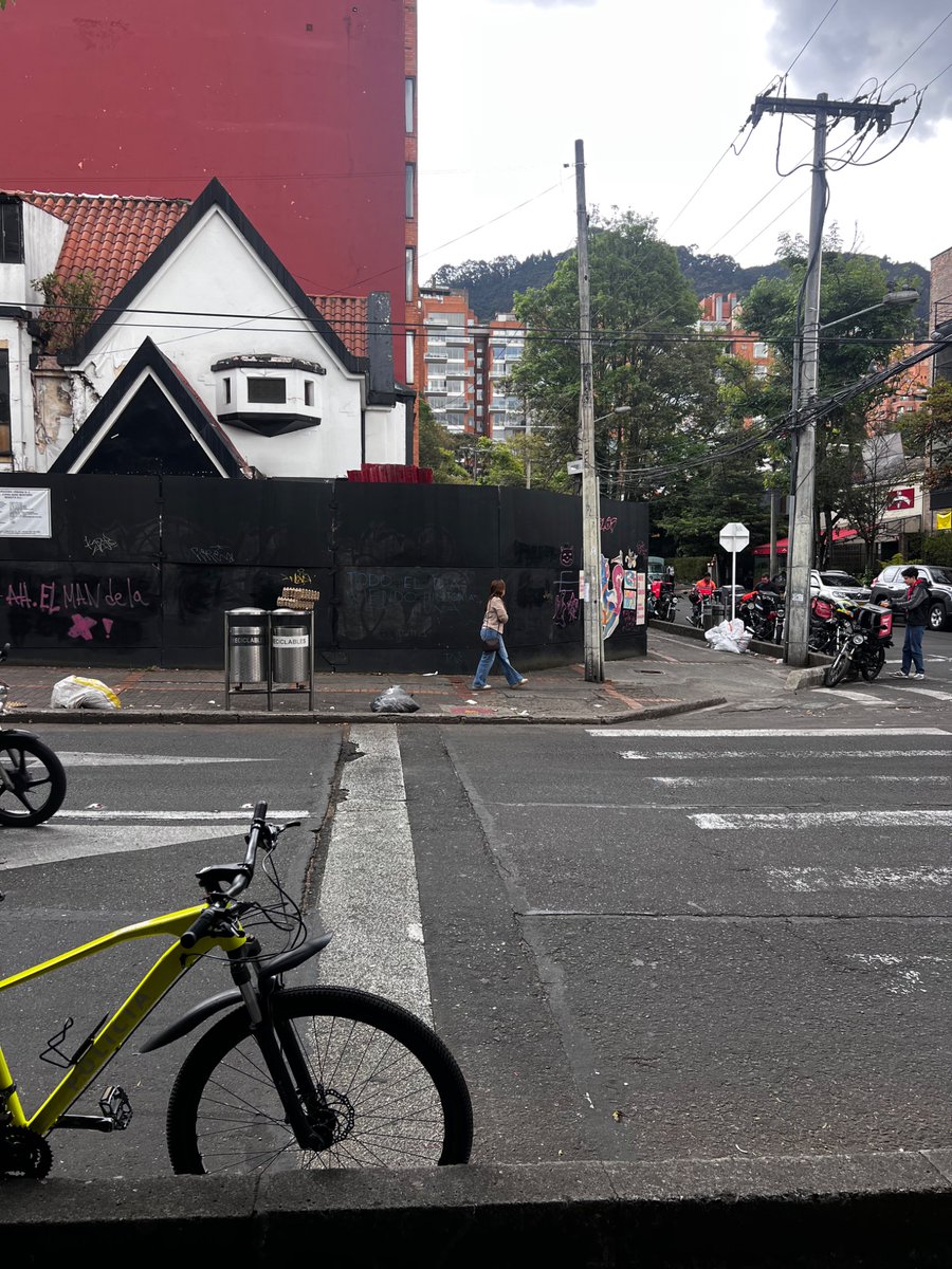 Quisiera pedirle a la alcaldía de Bogotá que ponga un semáforo en la carrera quinta con calle 70. Es imposible pasar si uno va a pie.