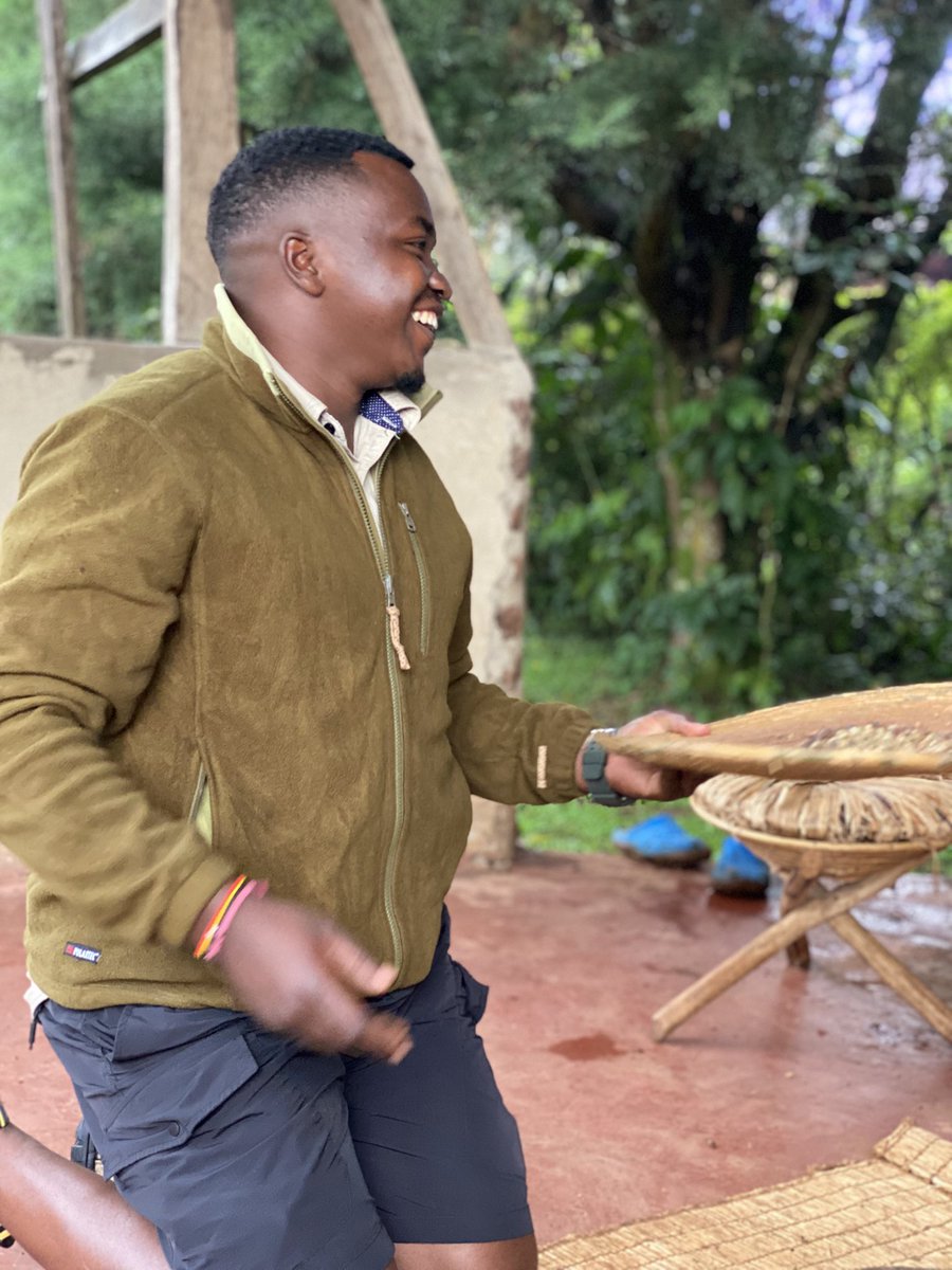 Chimpanzee tracking day and a tour of community around Kibale National Park (Bigodi community). After a morning with these apes, we had to explore the villages and did a coffee experience (From plant to cup). 

Been a beautiful day
#coffee #travellinglocal #primates