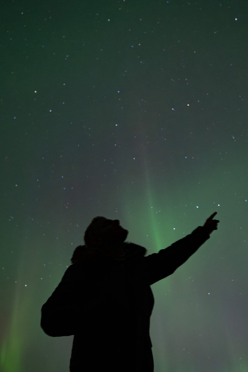 Así termina mi ¿último? capítulo de <a href="/AndalucesCSTV/">Andalucía Por El Mundo</a>, con una noche mágica y emocionante de auroras boreales en el círculo polar ártico. Después de una vida, me toca pasar a la dirección del programa con mucha ilusión; eso sí, todavía me asomaré por la pantalla a veces… 💚