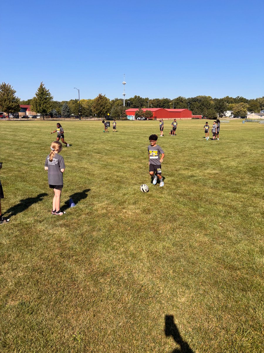 AVM_PE's tweet photo. Great day for soccer and smart training ⚽️❤️Heart rate monitors on. Learning how to play with purpose. #SoccerSkills” https://t.co/QmNdiFwxr5