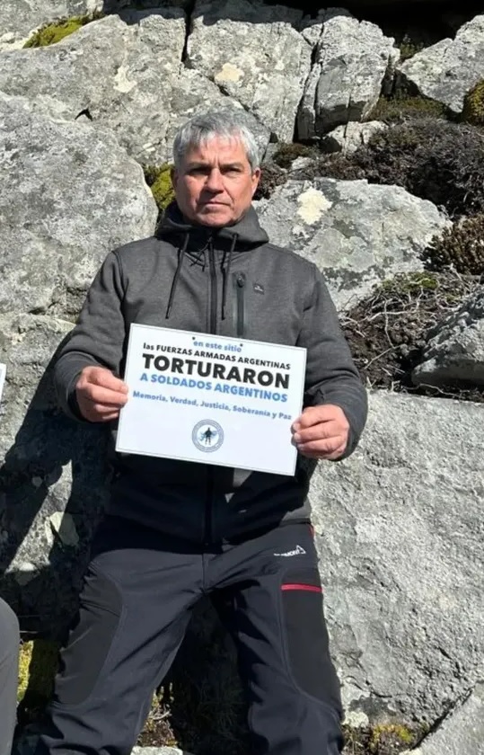 MalvinasData's tweet photo. El 99% de los veteranos de guerra de Malvinas que viajan a las islas lo hacen para cerrar una herida, a revincularse con su pasado heroico y a honrar a los caídos enterrados en Darwin.
Ernesto Alonso del CECIM sólo va a defenestrar al conjunto de las FFAA con cartulinas pedorras. https://t.co/y30F60AHO1