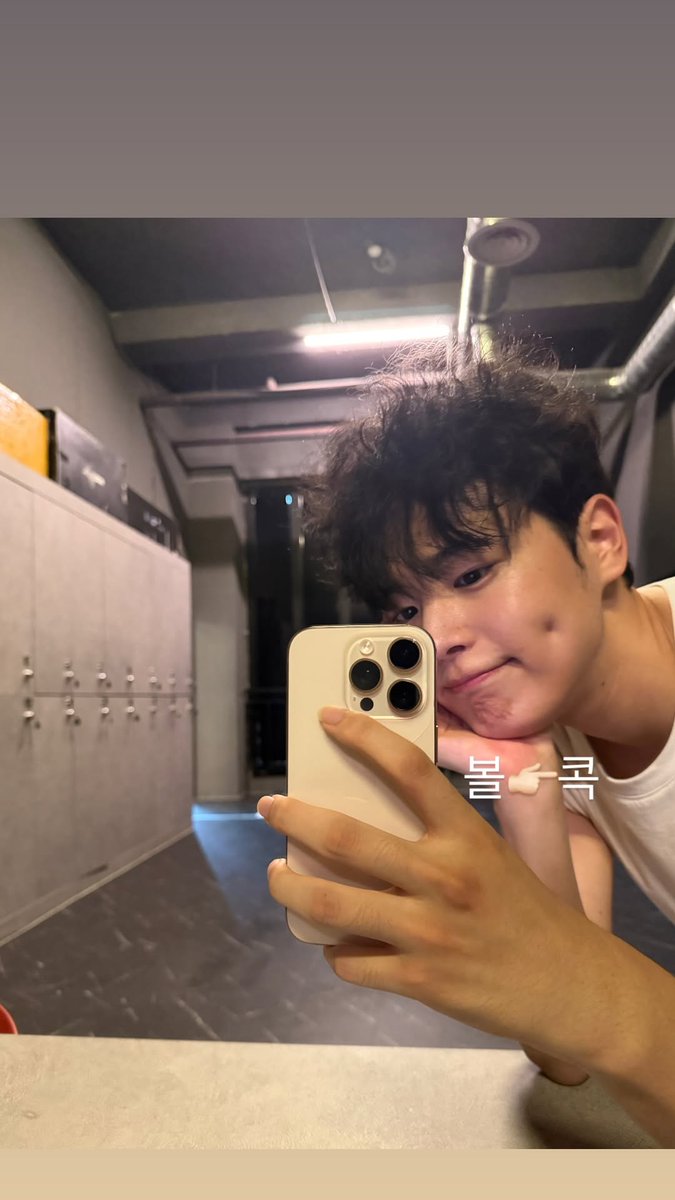 볼👉🏻콕 이러네ㄷㄷㄷ
아 타고난 사랑둥이 애교한방에 녹는다녹아🫠🫠