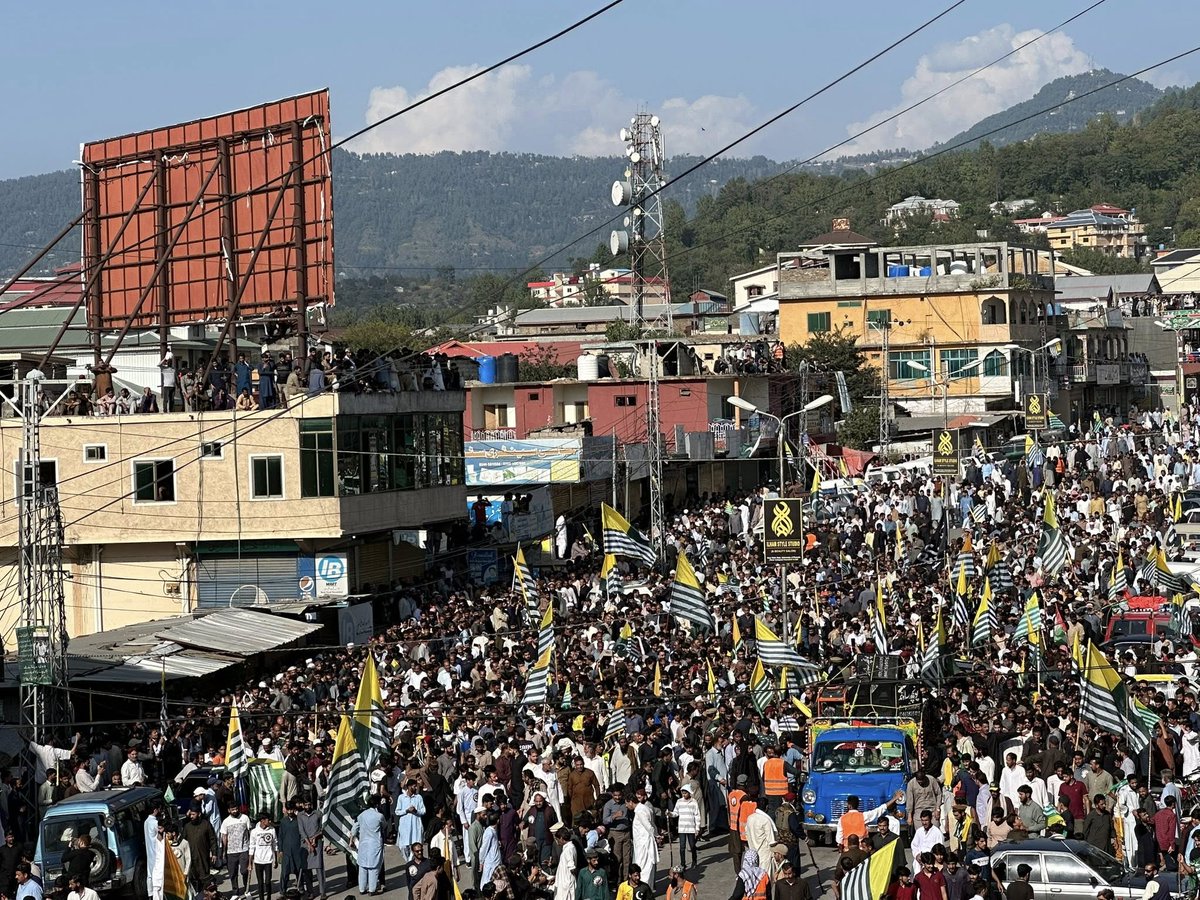 siyyab_baig's tweet image. راولاکوٹیو تساں چھا گئے او ۔۔۔ 👍✌️✌️
#AwamiActionCommittee #KashmirLockdown