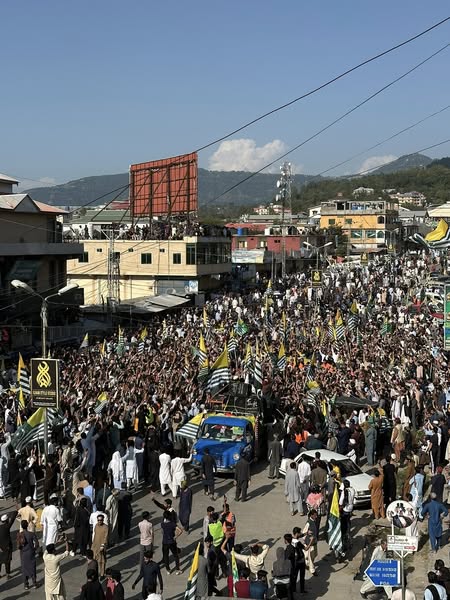 siyyab_baig's tweet image. راولاکوٹیو تساں چھا گئے او ۔۔۔ 👍✌️✌️
#AwamiActionCommittee #KashmirLockdown