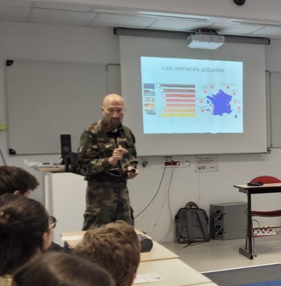 Le DMD a dispensé aujourd’hui le premier enseignement Défense de l’année scolaire 2025-2026 au <a href="/lyceeVdIndy/">lycée Vincent d’Indy</a> à Privas.
Étape du parcours citoyen au programme de l’enseignement moral et civique, il permet aux élèves de comprendre les enjeux de La Défense française. 🇫🇷 <a href="/Dsden07/">Ardèche-Direction académique</a>