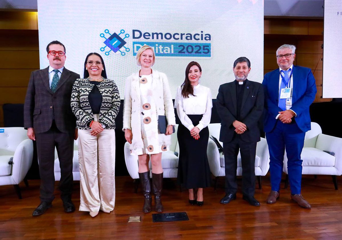 DianaAtamaint's tweet photo. La democracia se fortalece desde lo colectivo. Junto a la cooperación internacional y la academia, inauguramos: “#DemocraciaDigital2025”, un encuentro que promueve la innovación para la consolidar procesos electorales más seguros, confiables y transparentes. https://t.co/RhVcTIBpOH