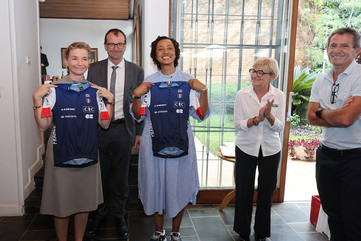 ambafrancerwa's tweet image. 🇫🇷🇷🇼Un moment pour célébrer la réussite des championnats #UCIKigali2025 à l’ambassade de France en accueillant @FFCyclisme  et @Ferwacy , tous les acteurs du succès de ces championnats @CandyBaso  ainsi que la légende française du cyclisme Bernard Hinault ! 
#Kigali2025
