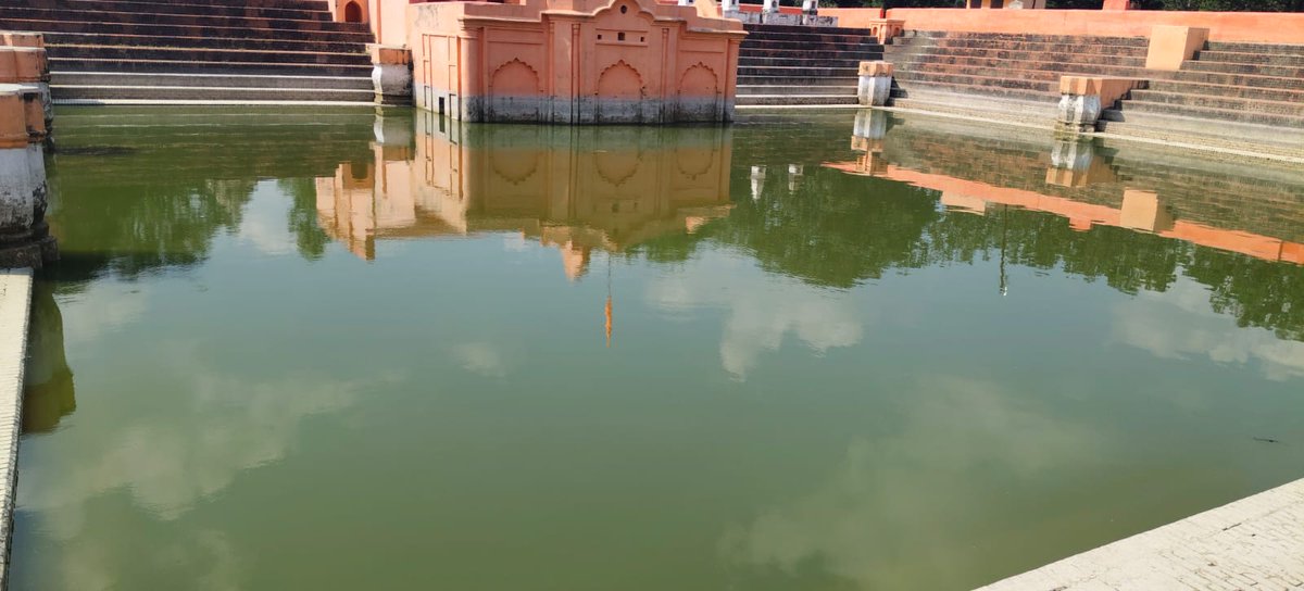 विकास खंड खैराबाद की ग्राम पंचायत टकपुरवा स्थित भुईयाताली अमृत सरोवर व मंदिर परिसर का निरीक्षण कर आगामी त्योहार व मेले की तैयारियों की समीक्षा की।

#Sitapur #AmritSaroVar