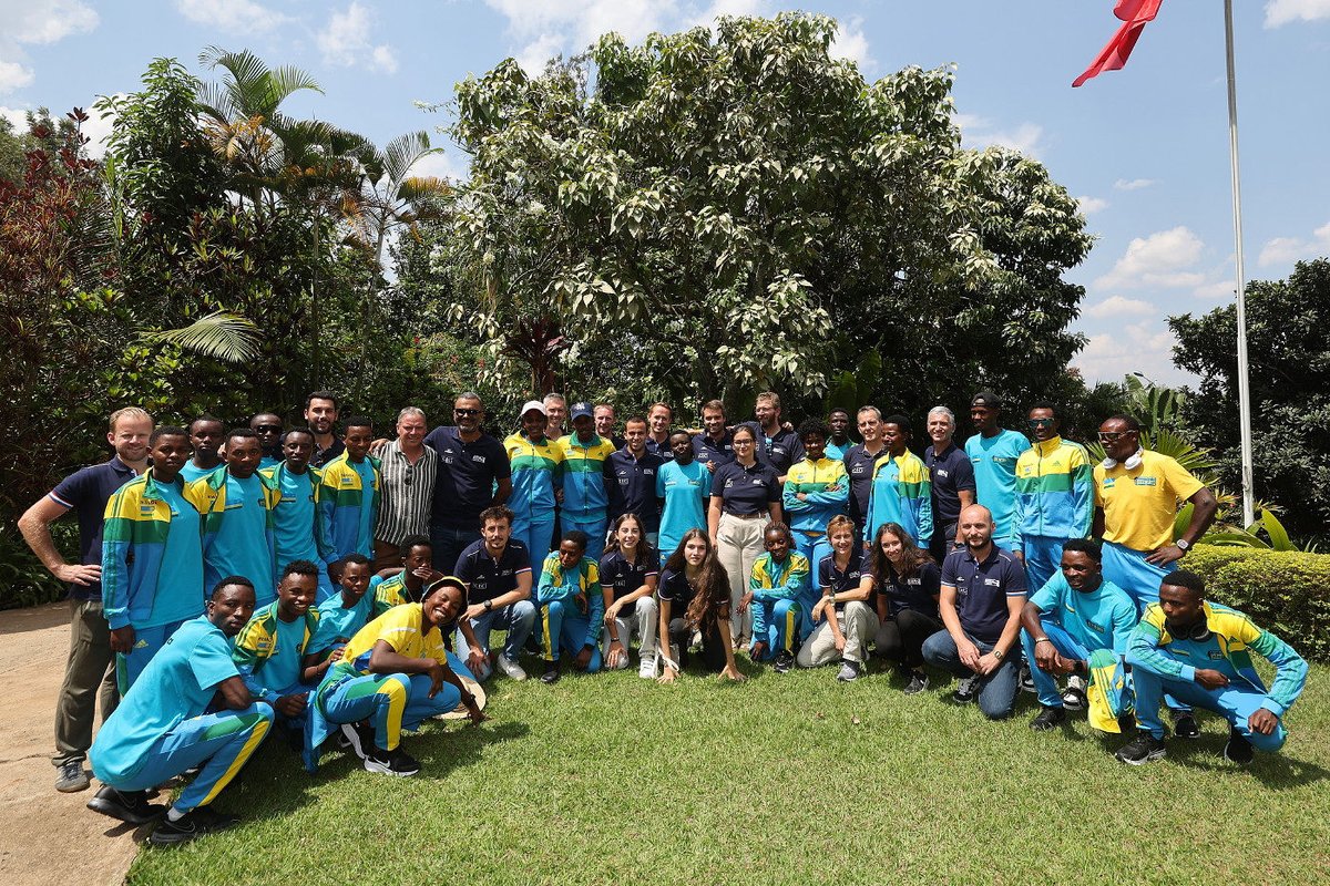 ambafrancerwa's tweet image. 🇫🇷🇷🇼Un moment pour célébrer la réussite des championnats #UCIKigali2025 à l’ambassade de France en accueillant @FFCyclisme  et @Ferwacy , tous les acteurs du succès de ces championnats @CandyBaso  ainsi que la légende française du cyclisme Bernard Hinault ! 
#Kigali2025