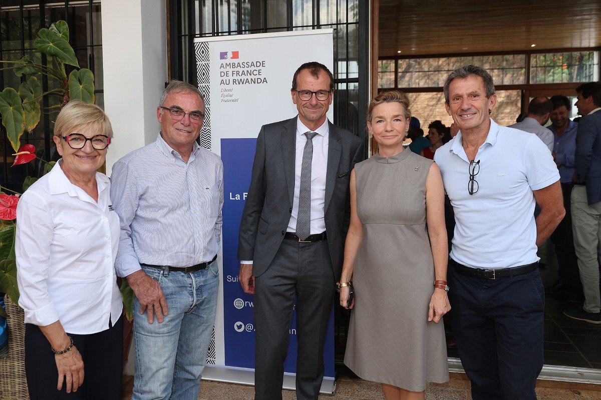 ambafrancerwa's tweet image. 🇫🇷🇷🇼Un moment pour célébrer la réussite des championnats #UCIKigali2025 à l’ambassade de France en accueillant @FFCyclisme  et @Ferwacy , tous les acteurs du succès de ces championnats @CandyBaso  ainsi que la légende française du cyclisme Bernard Hinault ! 
#Kigali2025