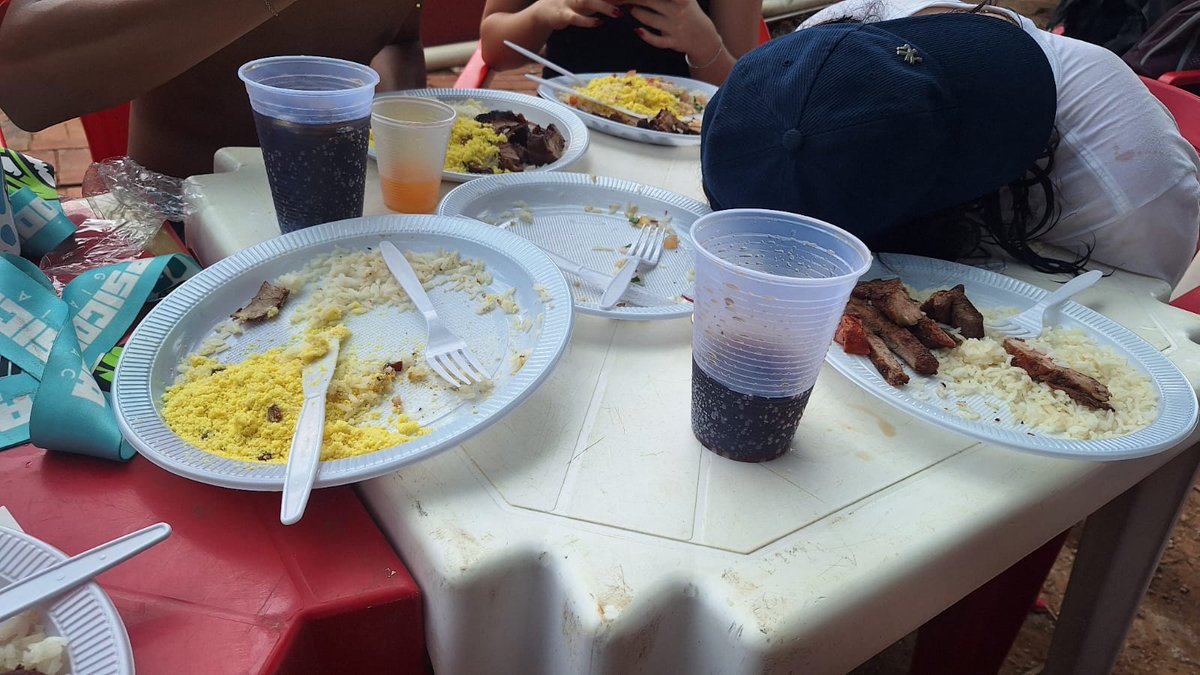 FumantePassivos's tweet photo. Resquício do almoço de ontem dos fumantes e passivos no churrasco dos calouros
Obs: Queremos agradecer a alicens por ter organizado o churrasco incrível de ontem
#almoçotwt #almoço #calourada https://t.co/YMksK4CKZX